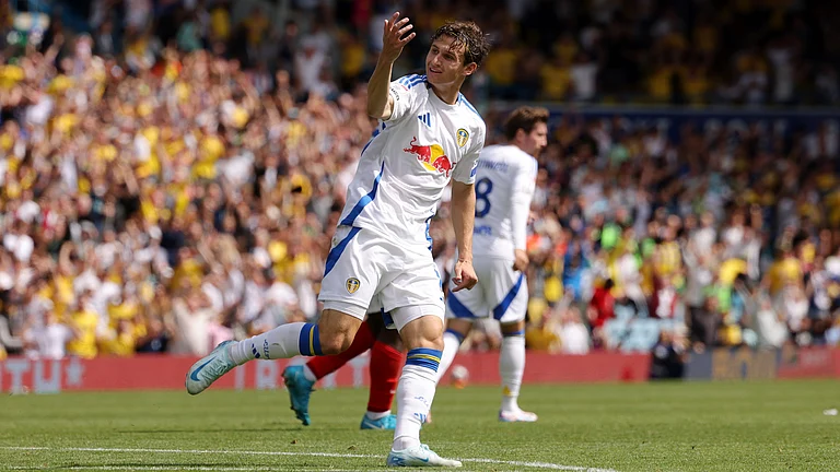 Brenden Aaronson celebrates after scoring Leeds United's equaliser. - null