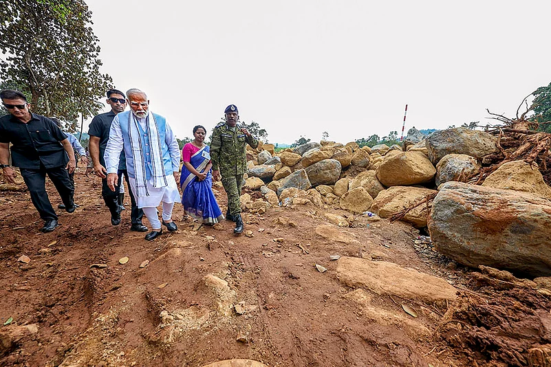 Narendra Modi inspects the landslide-affected areas in Wayanad