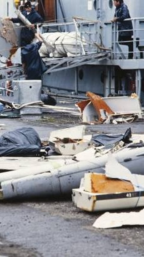 Debris of the flight being unloaded |