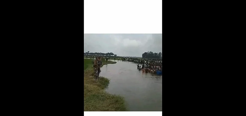 BSF Officer addressing to Bangladeshi nationals along border.(Screengrab) |