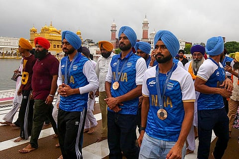 Hockey team visits Golden Temple