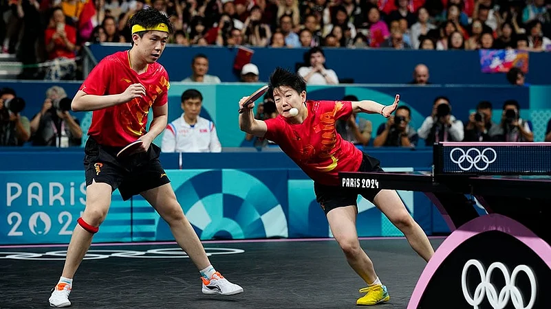 2024 Paris Olympics Games Table Tennis North, South Korea Players Celebrate With Selfies_6