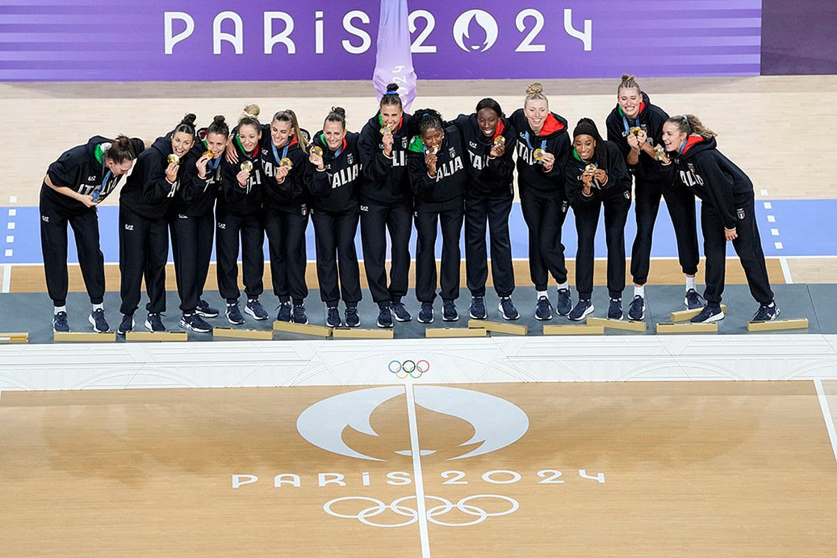 Paris 2024 : fanion / drapeau pour les jeux olympiques dans les rues de Paris 2024 : fanion / drapeau pour les jeux olympiques dans les rues de