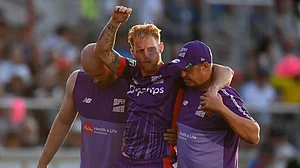 X/BasitSubhani : Ben Stokes being taken away by staff after suffering an injury.