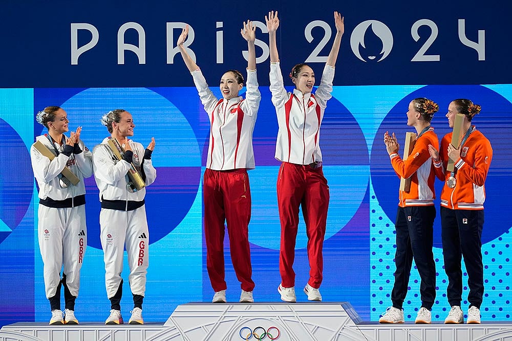 Photo: AP Photo/Lee Jin-man : Paris Olympics Artistic Swimming
