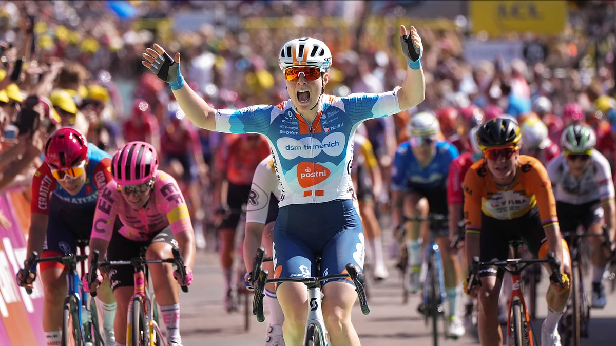  AP Photo/Peter Dejong : Charlotte Kool of The Netherlands celebrates as she crosses the finish line of the first stage of the Tour de France Women cycling race with start in Rotterdam and finish in The Hague, Netherlands, Monday, Aug. 12, 2024.