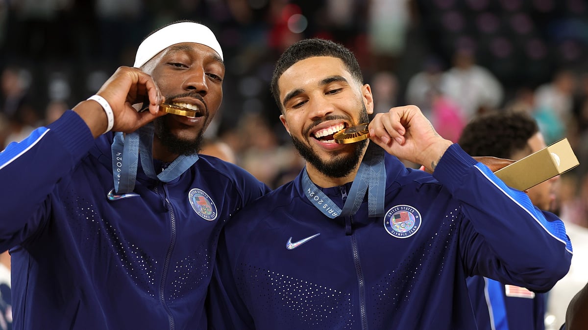 Jayson Tatum (r) celebrates with his gold medal