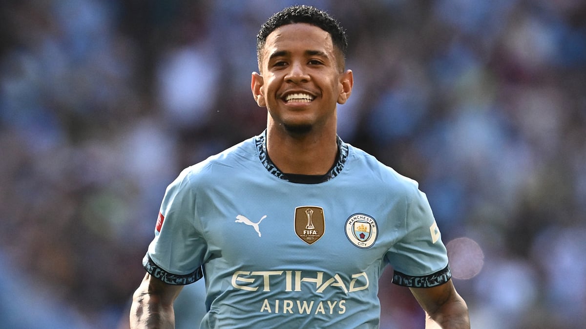 Savinho in action in the Community Shield. - null