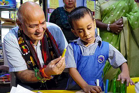 Manish Sisodia visits Delhi school