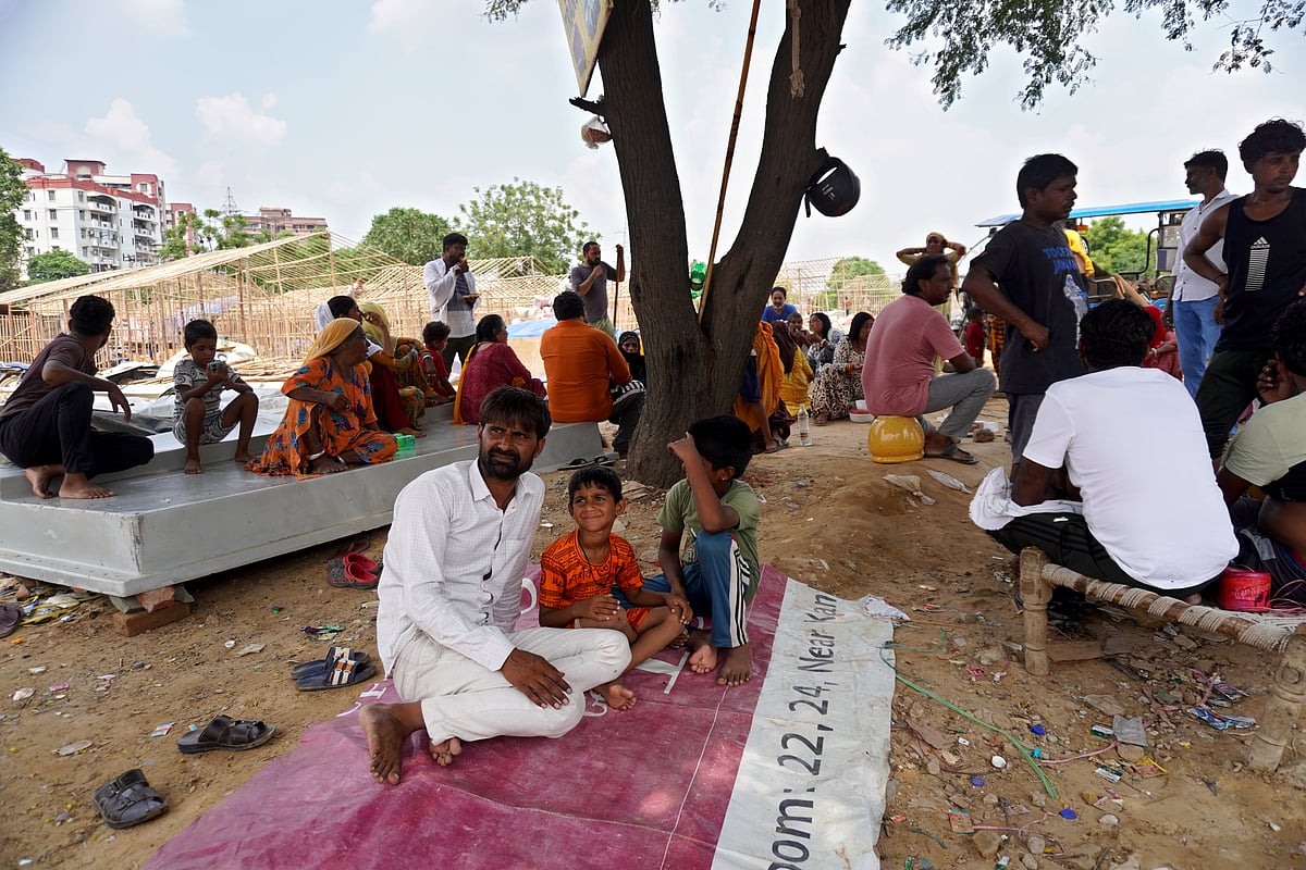 Residents of Gadia Lohar seek refuge in Banjara Market