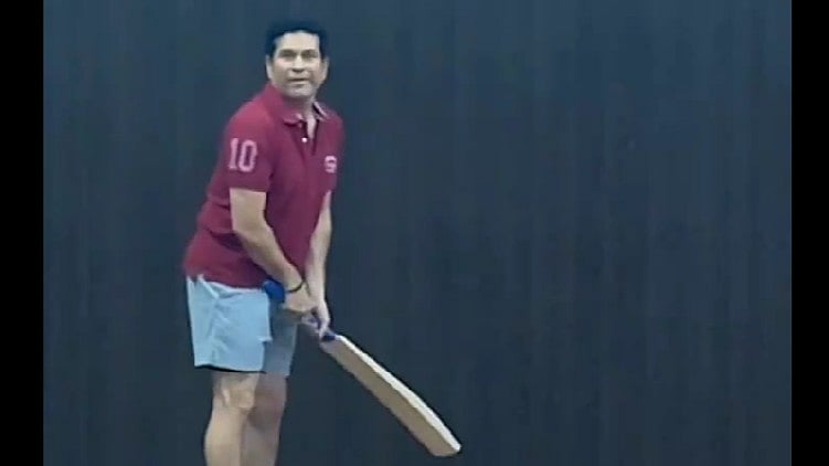 Sachin Tendulkar showing off his ambidextrous skills