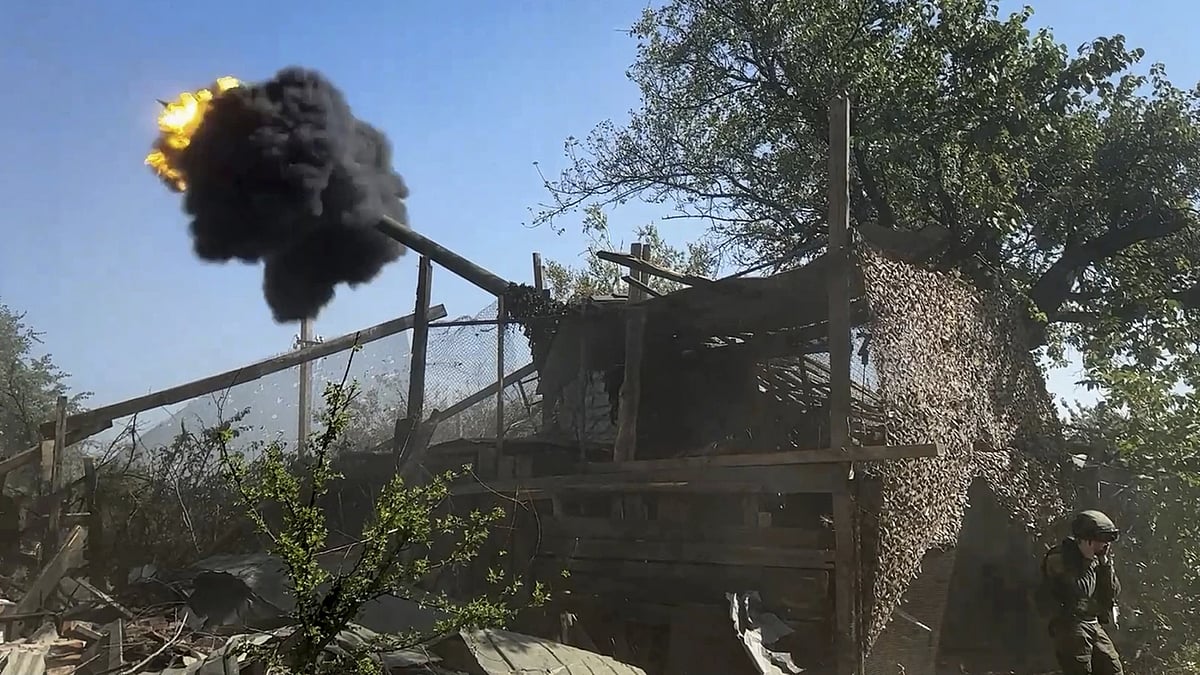 Russian Army using giant propelled guns against Ukrainian Army |