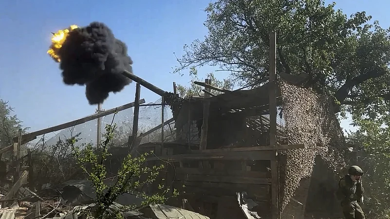 Russian Army using giant propelled guns against Ukrainian Army |