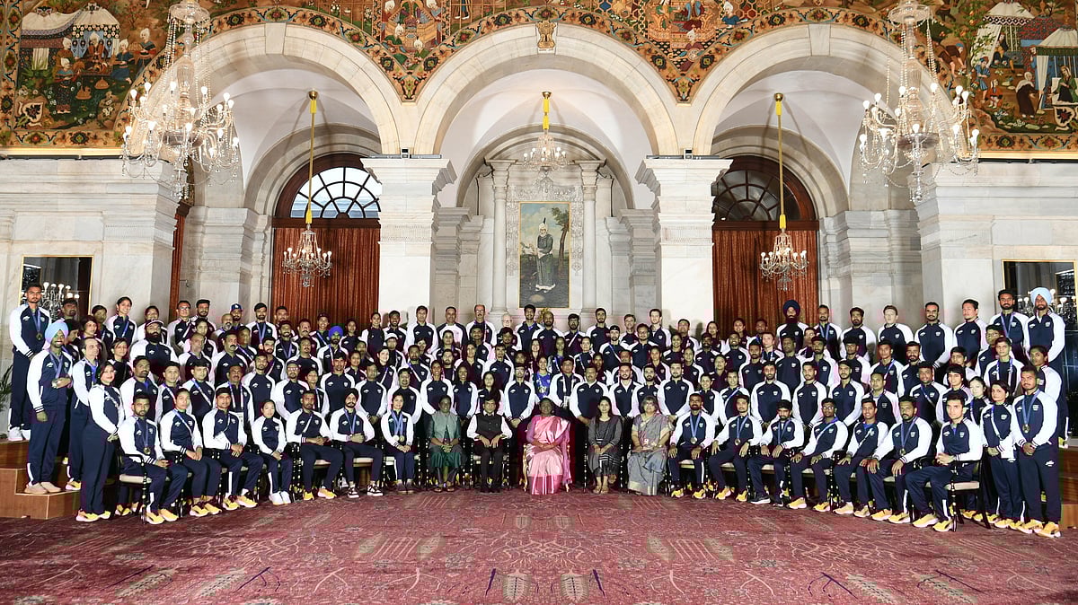 X/ @rashtrapatibhvn : President Droupadi Murmu met the Indian Contingent of the Paris Olympics 2024 at Ganatantra Mandap, Rashtrapati Bhavan.