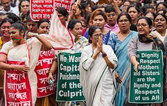 Kolkata Doctor Rape: CM Mamata Banerjee Takes Out Rally; Sunday Ultimatum Given To CBI For Death Penalty 