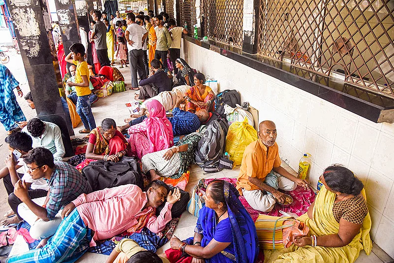 Patients wait for treatment during Doctors strike in Patna