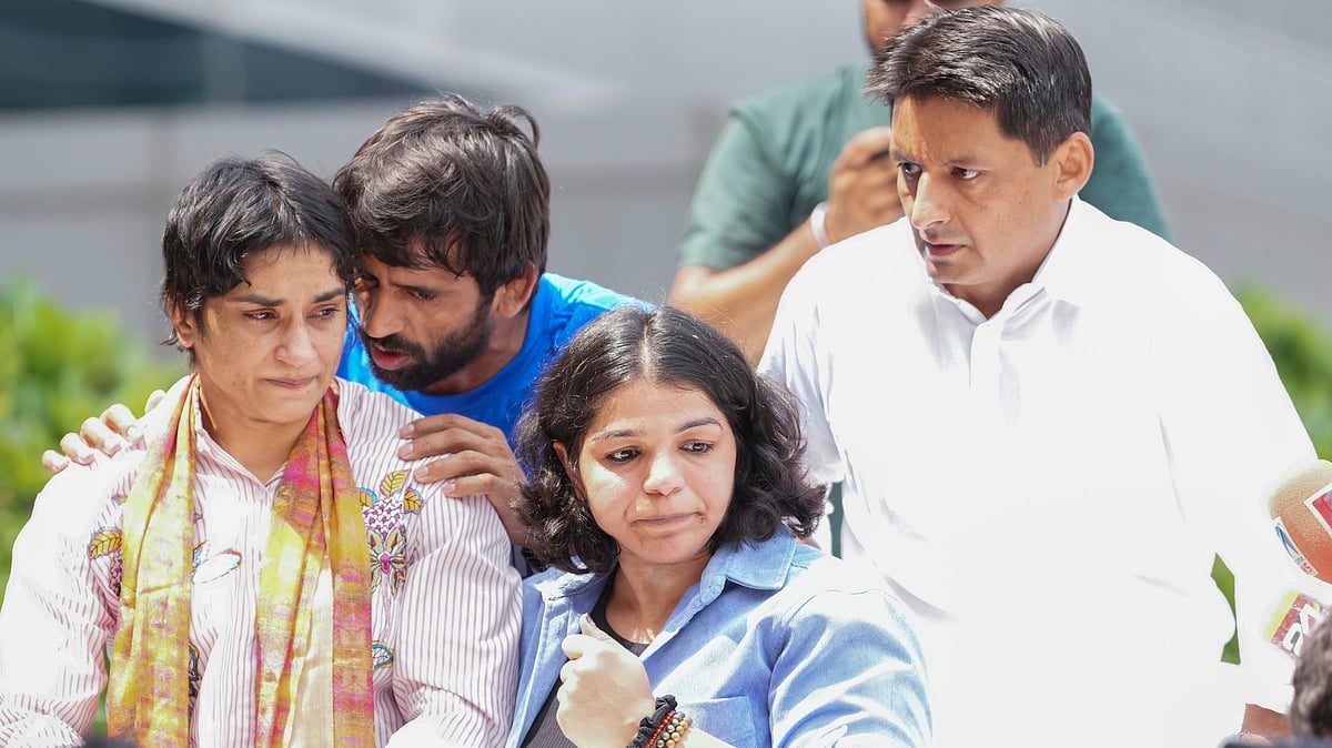 PTI/Ravi Choudhary : Wrestler Vinesh Phogat with other wrestlers Bajrang Punia and Sakshi Malik gets emotional on her arrival after Paris Olympics heartbreak, at IGI airport, in New Delhi.