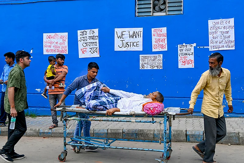 Doctors strike: patient being taken to Raiganj Government Medical College in Uttar Dinajpur