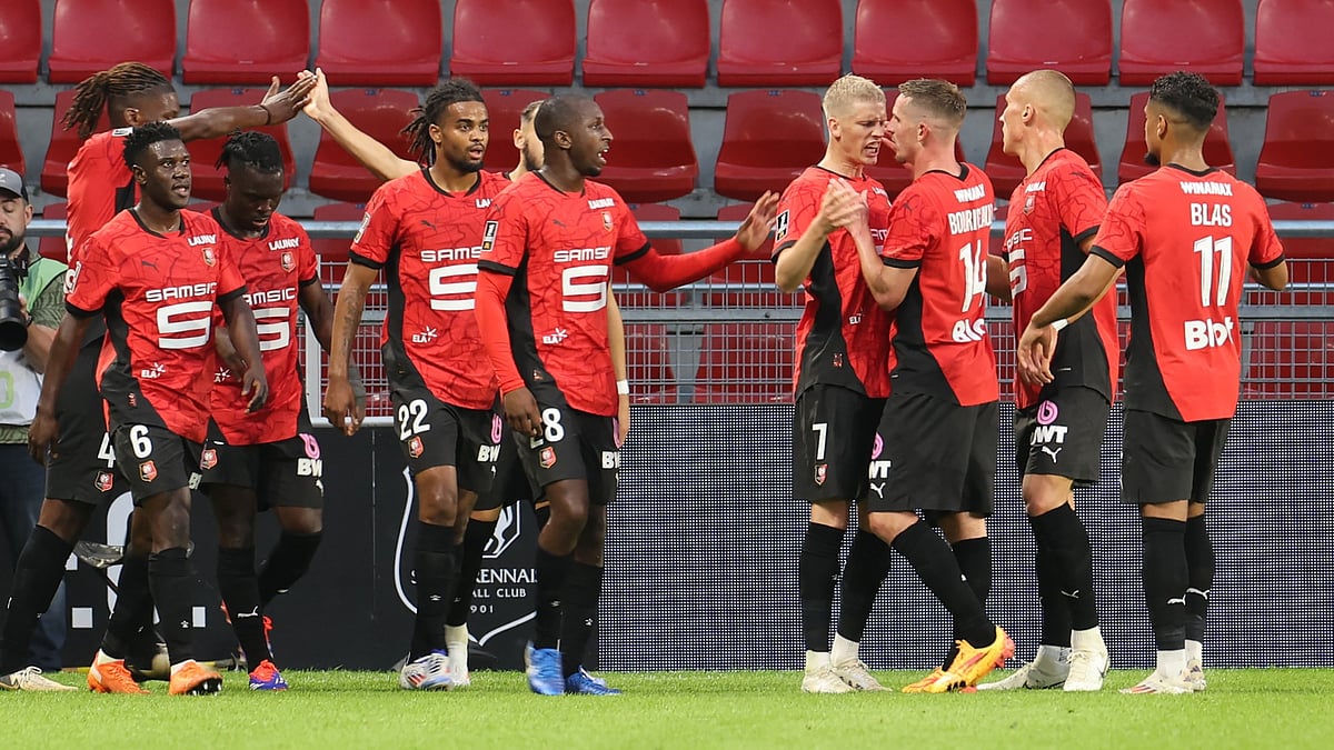 Rennes players celebrate their opening goal aginst Lyon