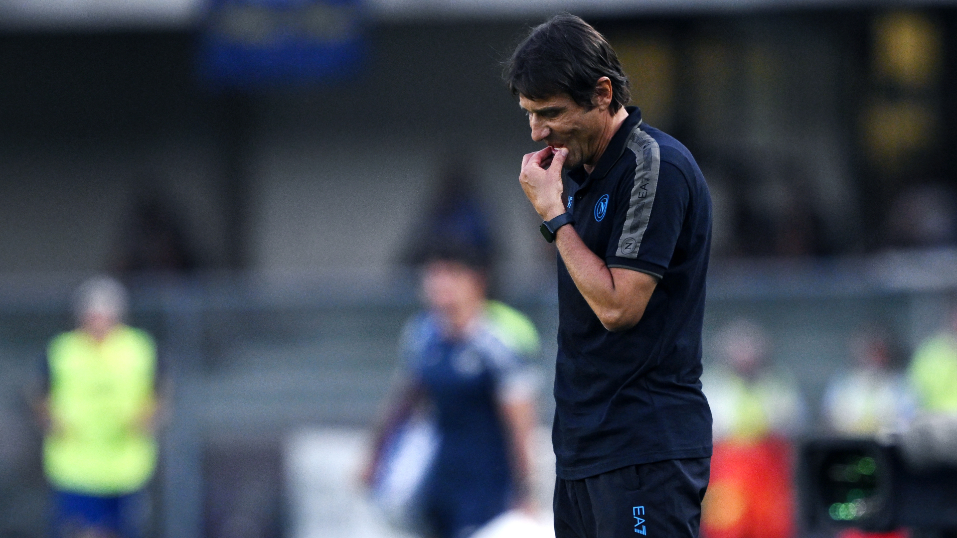 Antonio Conte cuts a disappointed figure during Napoli's defeat.