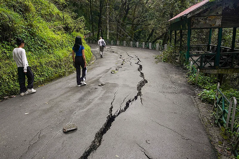 Cracks appear on Shimla road following monsoon rainfall