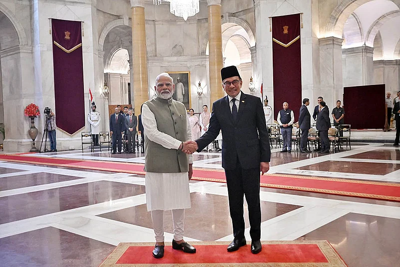 PM Narendra Modi with Malaysian PM Anwar Ibrahims ceremonial reception