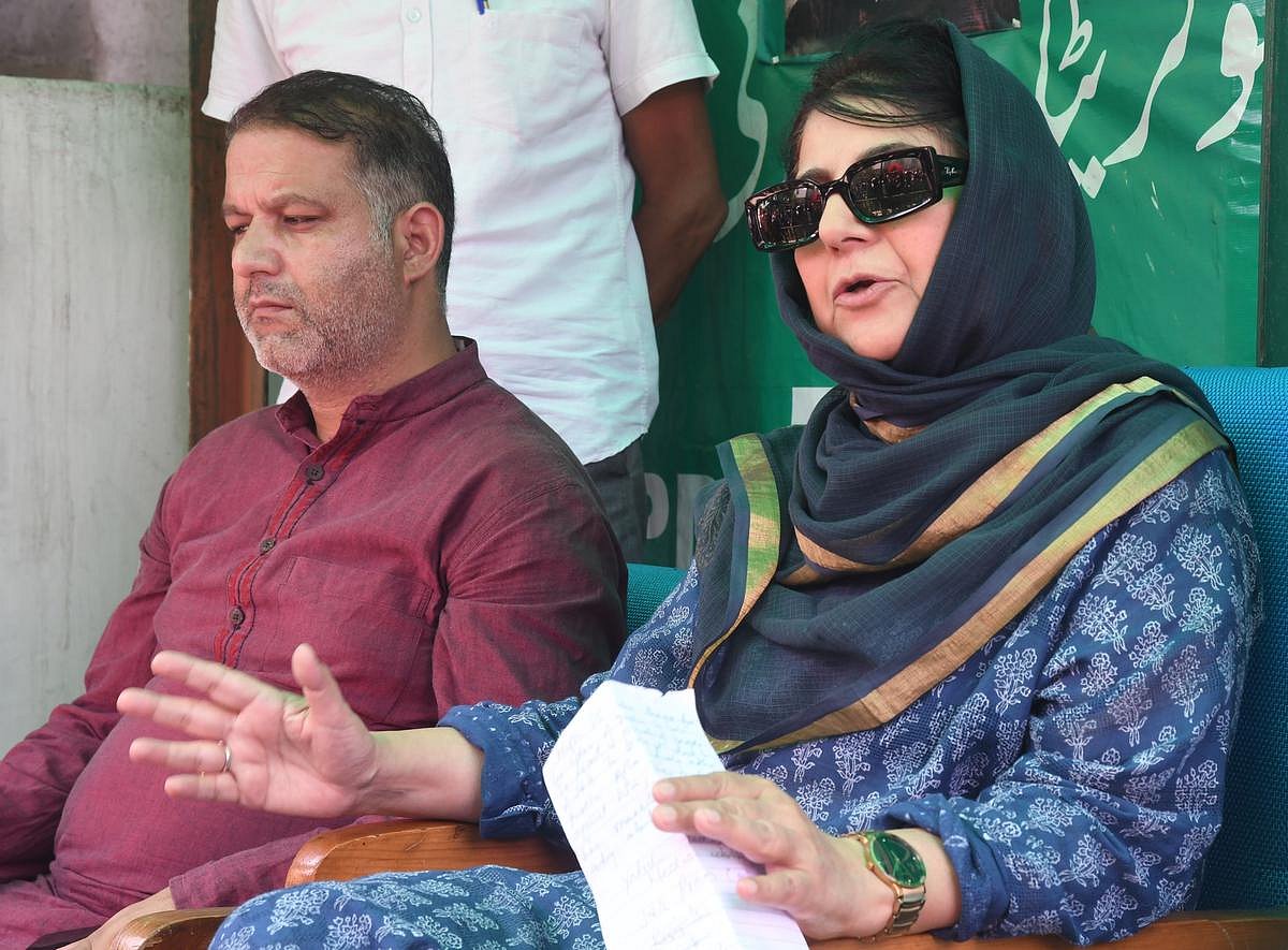 Suhail Bukhari(left) with PDP chief Mehbooba Mufti |