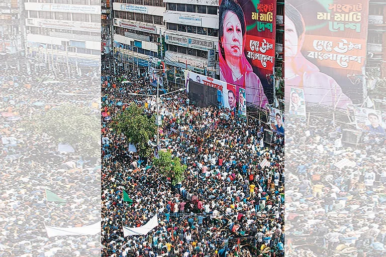 Regime Change: Protesters in front of the BNP headquarters during a rally in Dhaka - Photo: AP