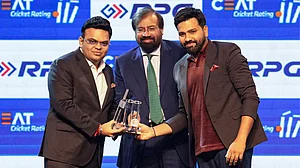 PTI/Kunal Patil : RPG Group chairman Harsh Goenka (centre) and BCCI secretary Jay Shah (left) present the CEAT Men's International Cricketer of the Year award to Rohit Sharma in Mumbai on Wednesday (August 21, 2024).