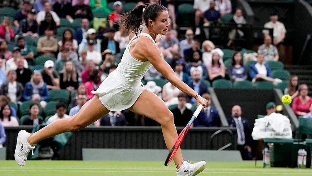 | Photo: AP/Alberto Pezzali : Emma Navarro plays a forehand return.