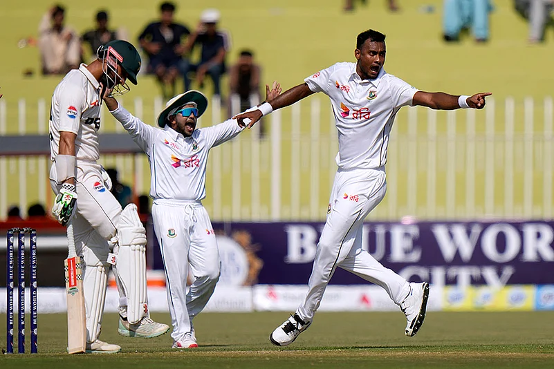 Pakistan vs Bangladesh 1st Cricket Test Day 1_ Bangladeshs Shoriful Islam appeals