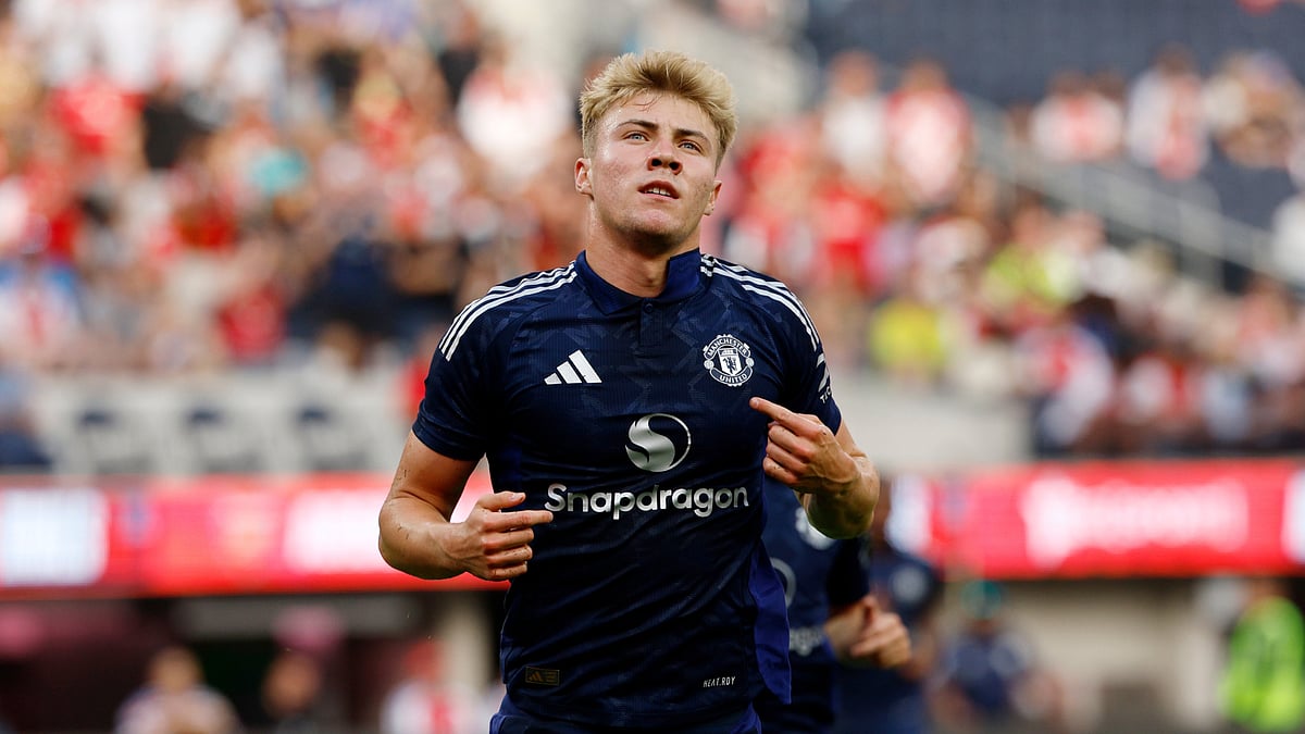 Dimitar Berbatov said that Rasmus Hojlund must improve for Manchester United this season - null