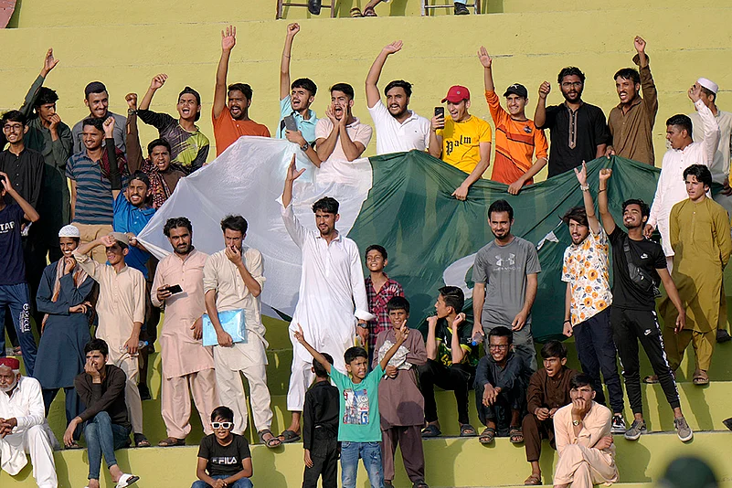 Pakistan vs Bangladesh 1st Test, 2nd Day_Fans cheer during second day of test match