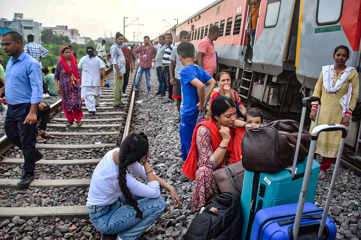 Coaches of Sabarmati Express derail near Kanpur | 