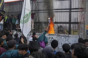 AP : Protest in Indonesia over election law changes