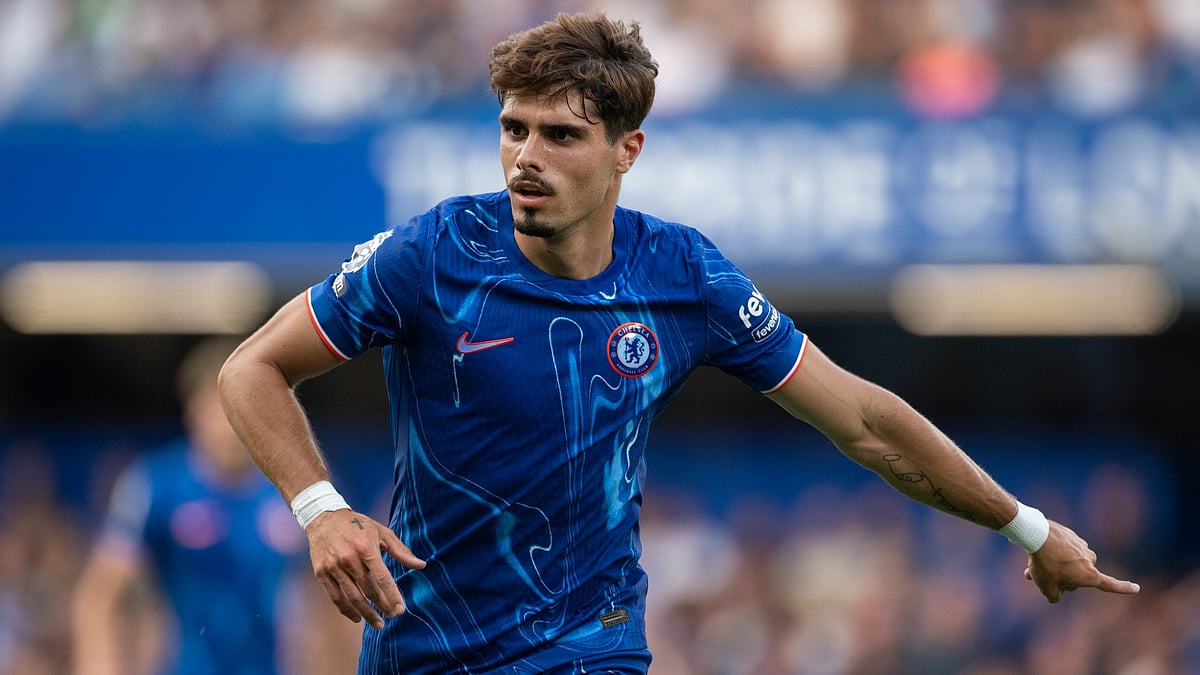 Pedro Neto playing for Chelsea