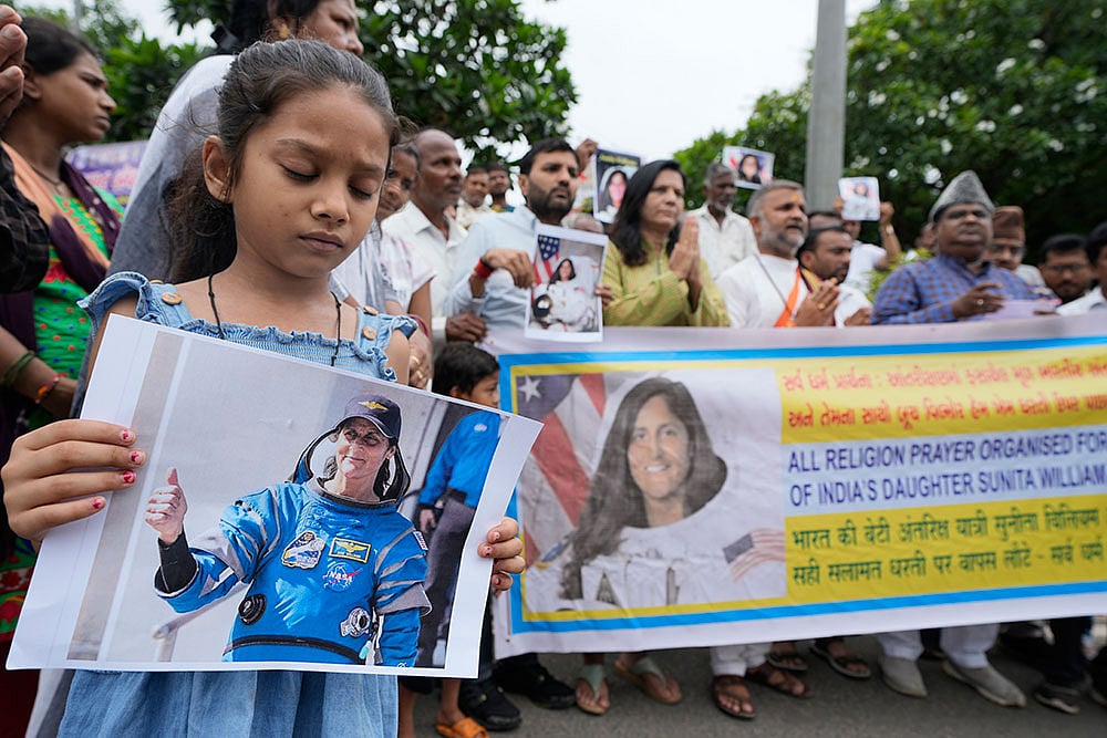 Photo: AP/Ajit Solanki : Sunita Williams
