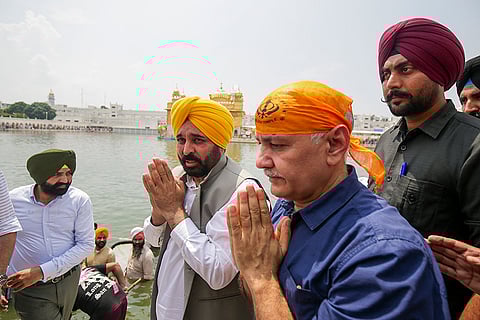 Manish Sisodia, Bhagwant Mann at Golden temple