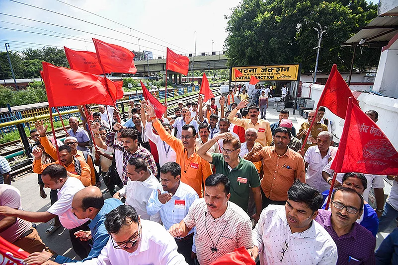 Protest for restoration of old pension scheme at Patna Junction