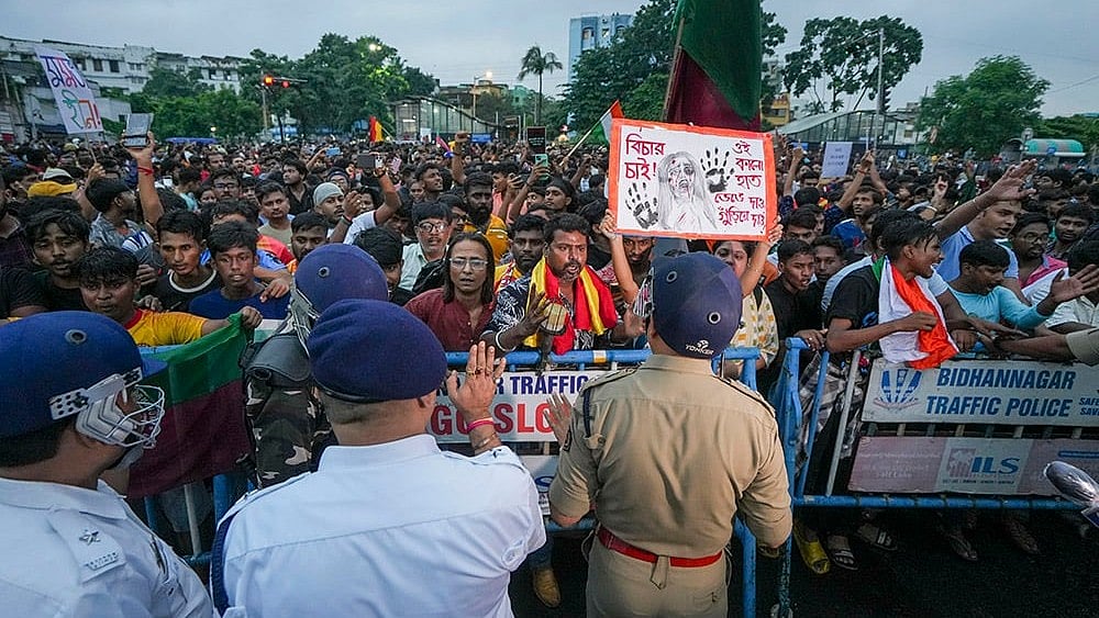 Kolkata Doctor Rape-Murder: Supporters of East Bengal and Mohun Bagan football protest in Kolkata_8