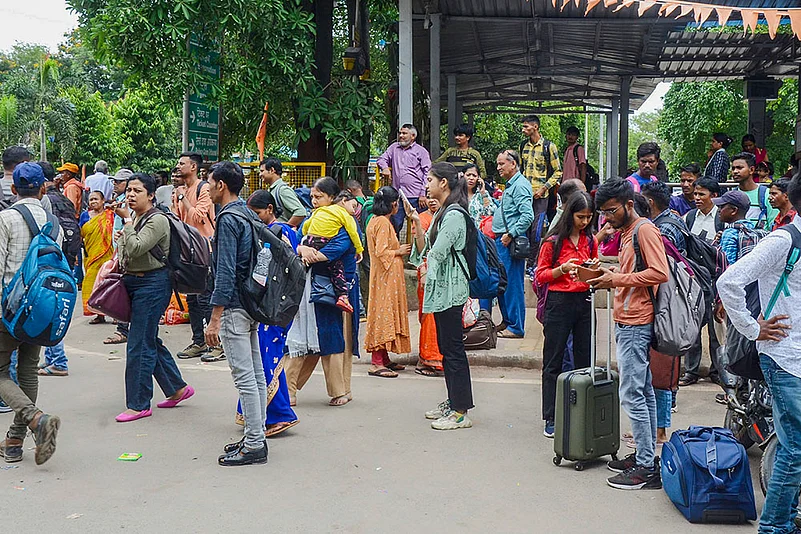 strike by e-rickshaws and autorickshaws over route permit issues, in Ranchi