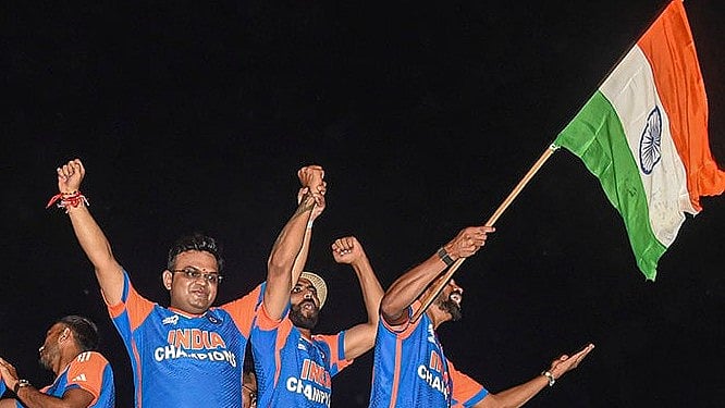 Jay Shah with Mohammed Siraj, Ravindra Jadeja and Arshdeep Singh - | Photo: PTI 