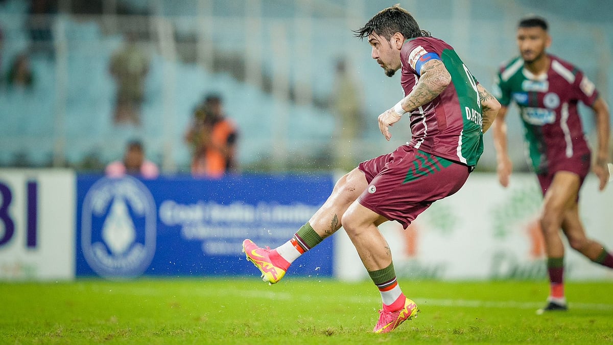 X|Mohun Bagan  : Dimitri Petratos scoring from the spot