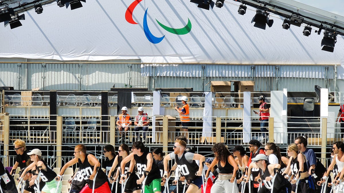 AP : A group of dancers use crutches during the rehearsal of the Paralympic Games opening ceremony in La Concorde square, Monday, Aug. 26, 2024 in Paris, France.