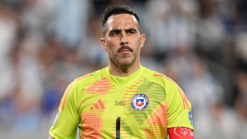 Claudio-Bravo-Chile-Goalkeeper-Retires