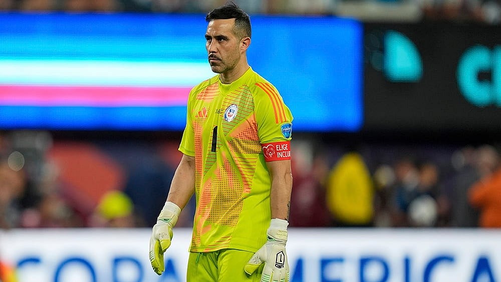 | Photo: AP/Julia Nikhinson : Chile's goalkeeper Claudio Bravo