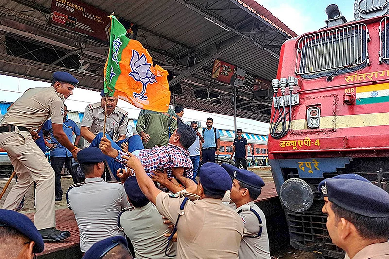 Bengal Bandh: BJPs 12-hour general strike in West Bengal_9