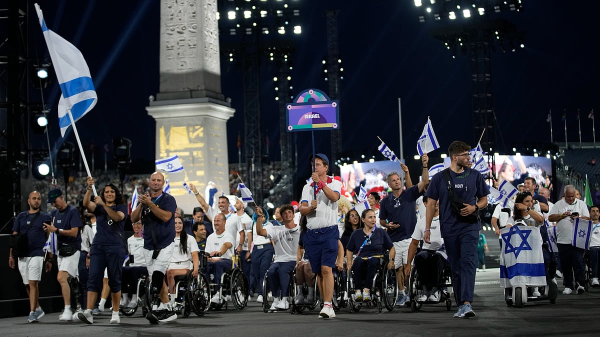 AP Photo/Christophe Ena : The delegation from Israel parades during the Opening Ceremony for the 2024 Paralympics.