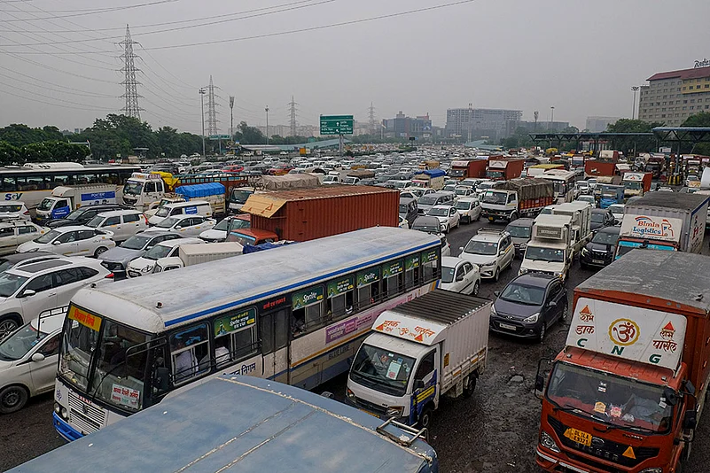Weather: Traffic at Delhi-Gurugram Expressway near Sirhaul Toll Plaza, in Gurugram