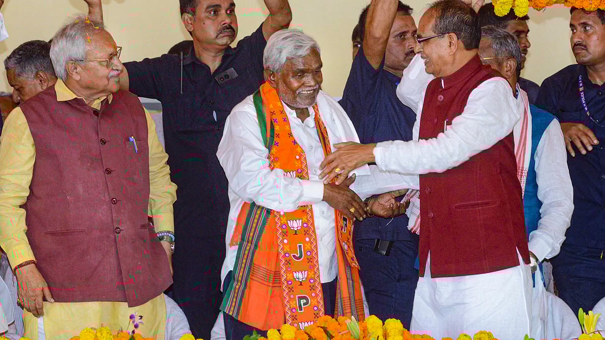 PTI : Champai Soren greeted by Union Minister Shivraj Singh Chouhan after joining the BJP today